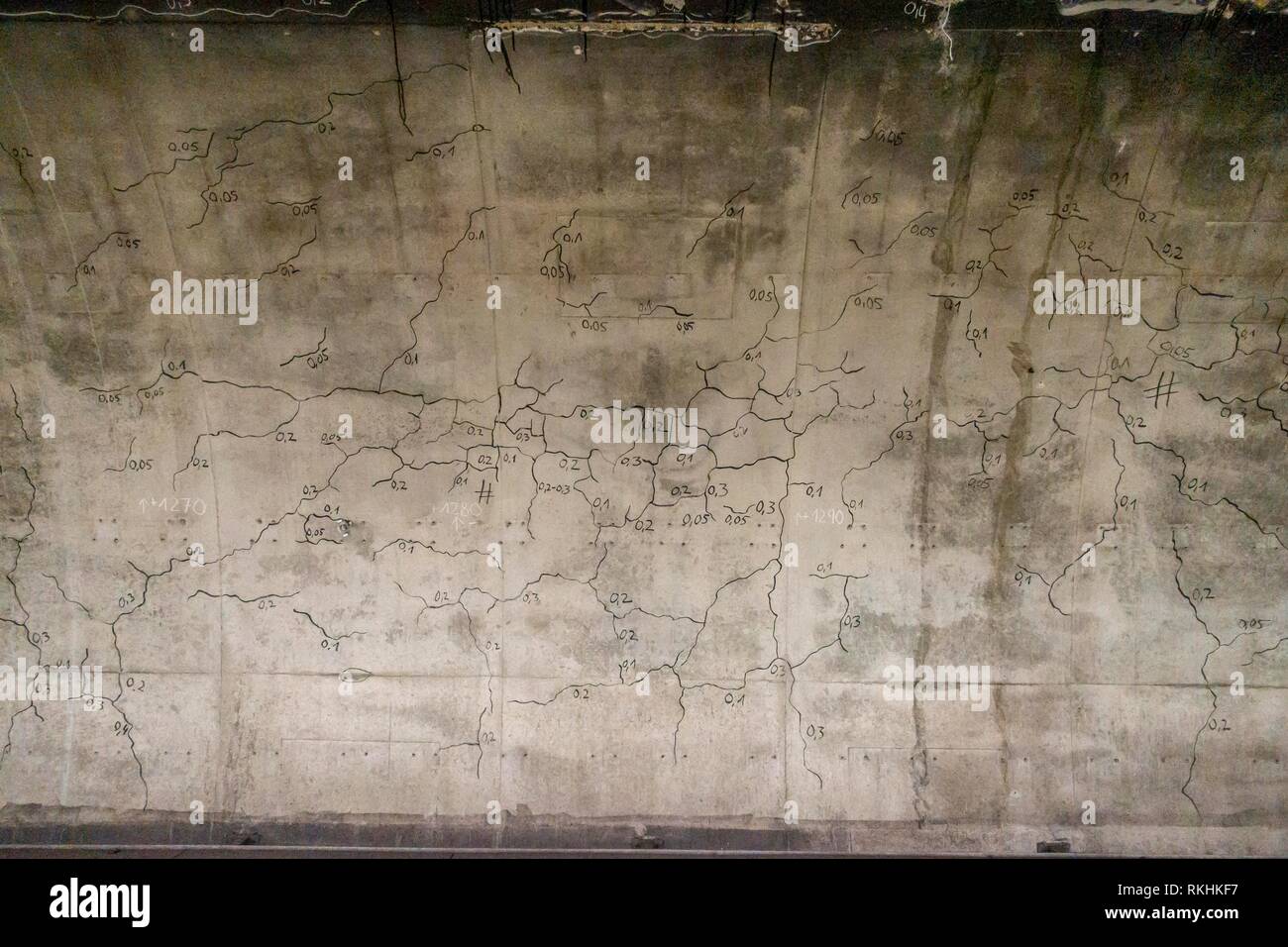 Grietas en un muro de hormigón, la renovación de la metro, Sendlinger Tor, Munich, Baviera, Alemania Foto de stock