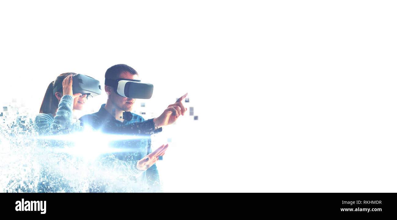 Un hombre y una mujer en las gafas de realidad virtual. El concepto de las tecnologías modernas y las tecnologías del futuro. Fragmentado por píxeles. Gafas de VR. Foto de stock