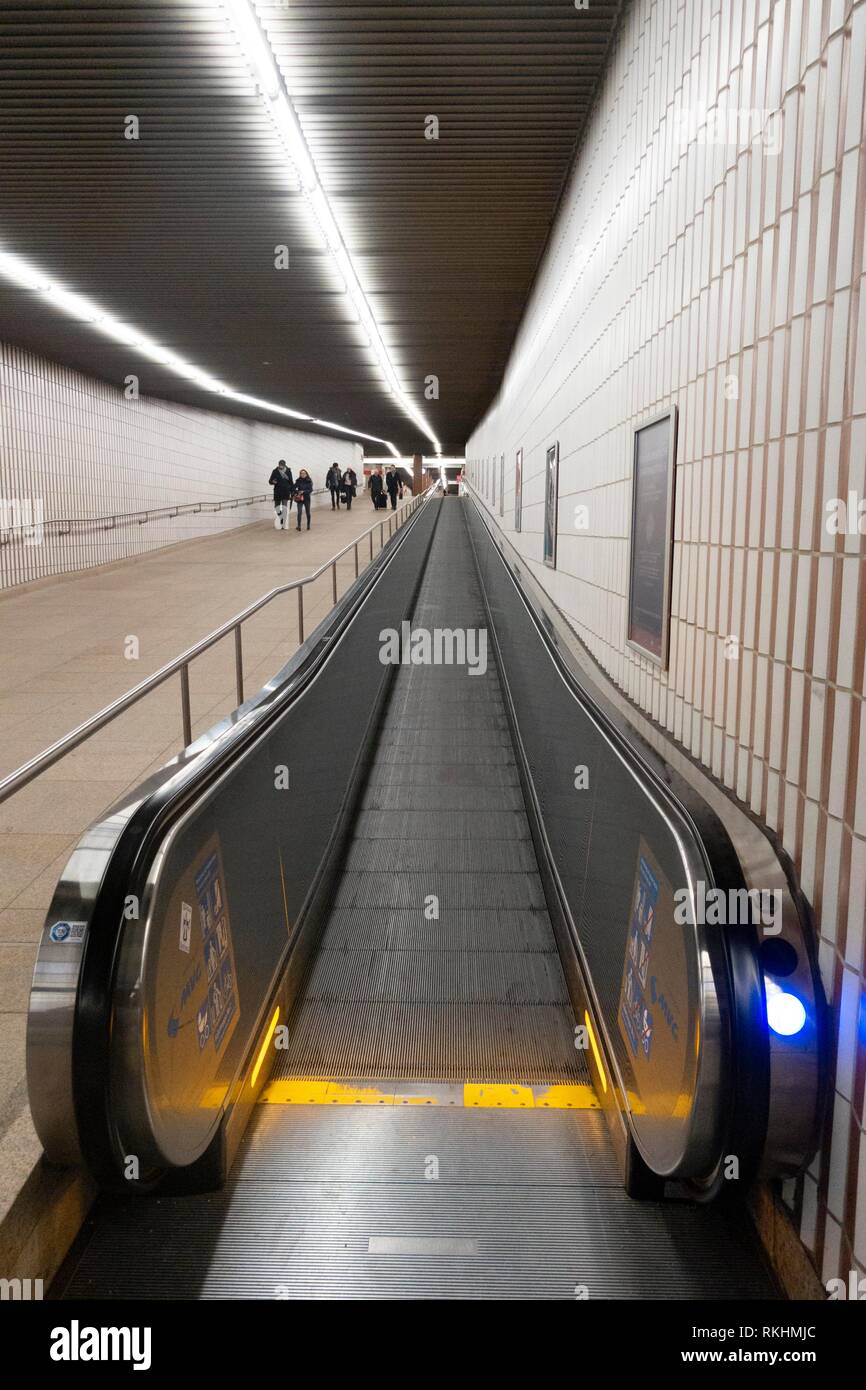 Las escaleras mecánicas, escaleras, estación de metro Stiglmaierplatz, Munich, Baviera, Alemania Foto de stock