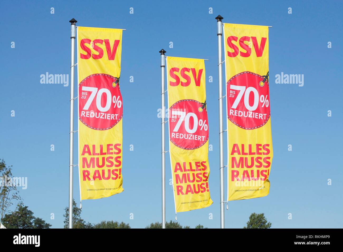 Banderas rebajas de verano, precios reducidos hasta en un 70 por ciento,  Alemania Fotografía de stock - Alamy