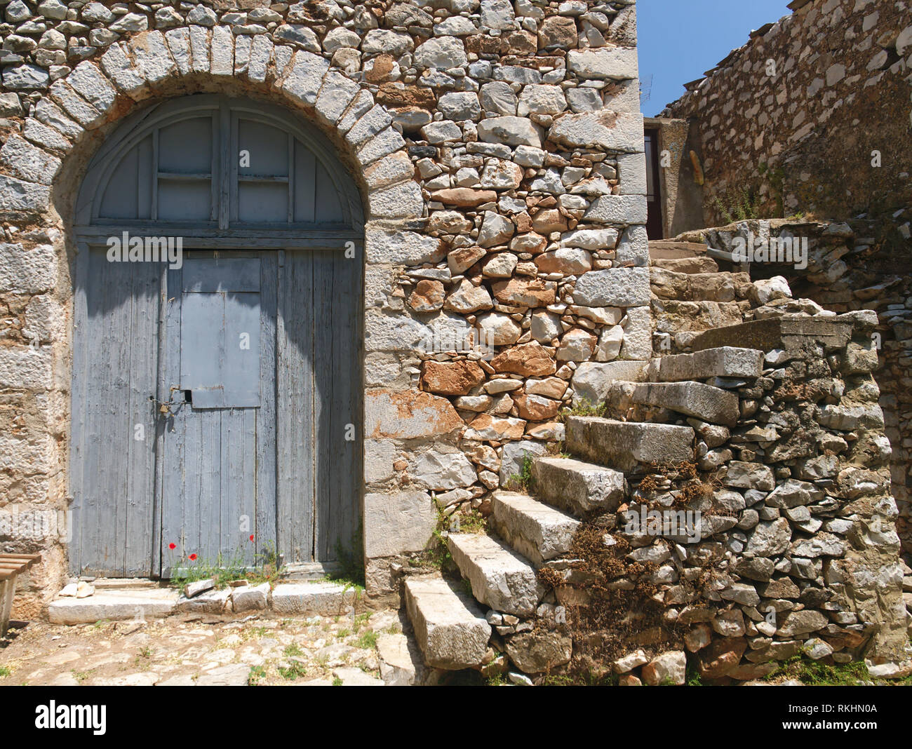 Casa antigua de piedra, puerta de madera Fotografía de stock - Alamy