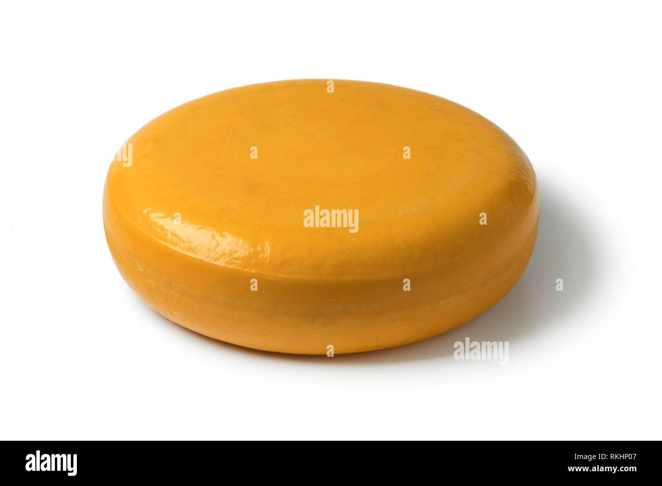 Todo el queso Gouda amarillo redondo aislado sobre fondo blanco. Foto de stock