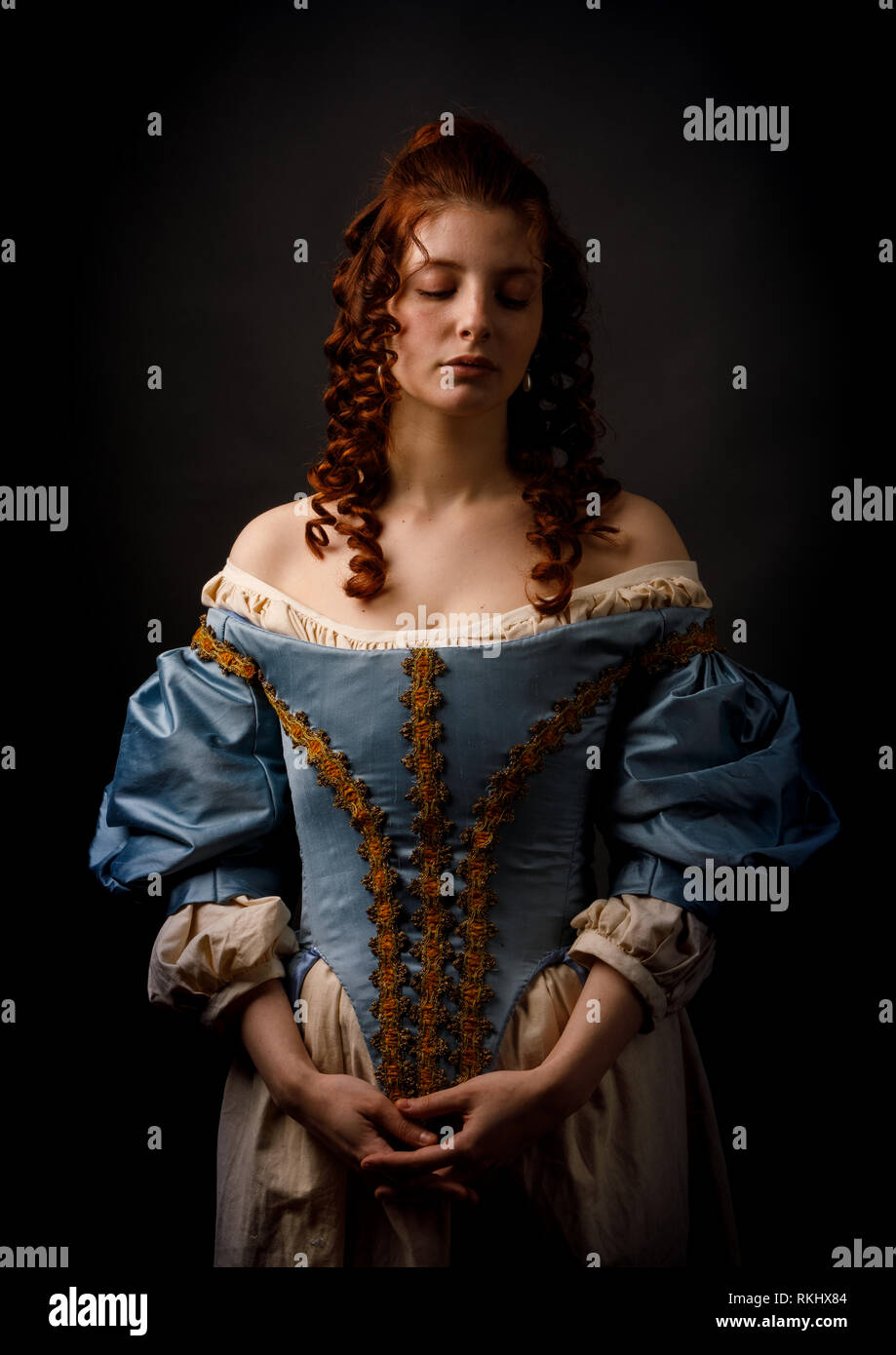 Mujer en la ropa medieval foto de archivo. Imagen de sentada - 29492960