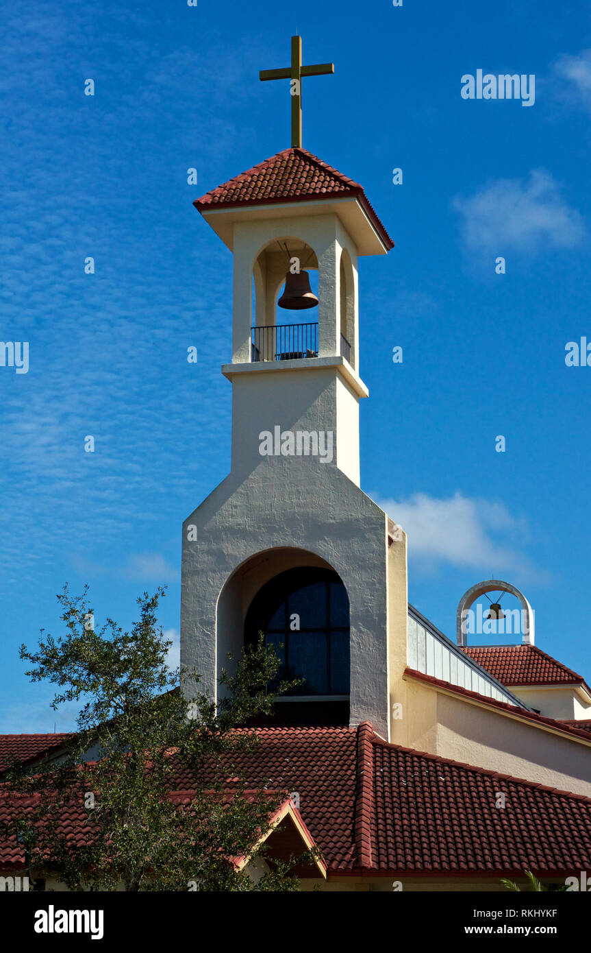 Vista de la azotea de la Iglesia Católica Romana que muestra el campanario,  espadaña, cruz y dos campanas Fotografía de stock - Alamy