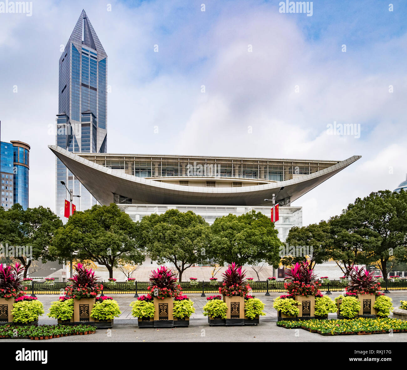 El 2 de diciembre de 2018: Shanghai, China - El Shanghai Urban Planning Exhibition Centre desde la Plaza del Pueblo. Foto de stock