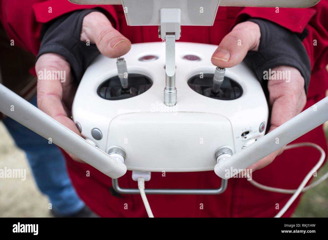 Maniobra dron piloto en el control remoto. Mover la palanca de control izquierda para el tono. Foto de stock