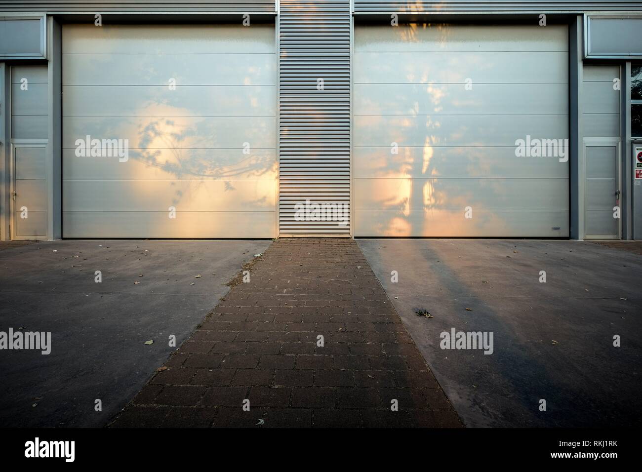 De puertas metálicas de acceso a un moderno edificio industrial en Sant  Cugat del Vallés en Cataluña, España Fotografía de stock - Alamy