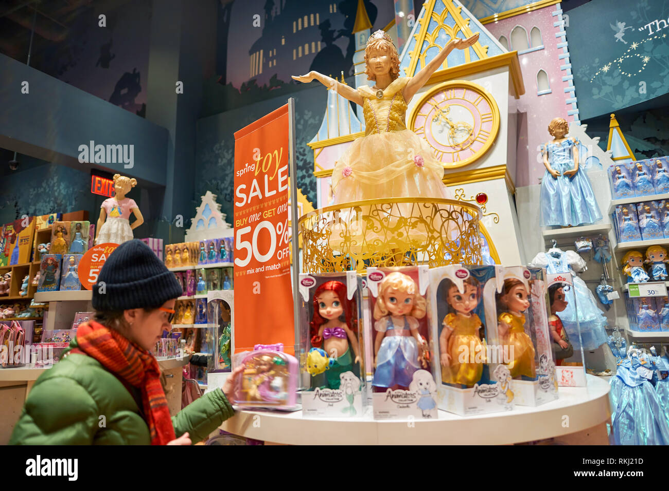 Nueva York - CIRCA MARZO, 2016: dentro de la tienda Disney Store de Times  Square. Disney Store es una cadena internacional de tiendas especializadas  venden únicamente Disney rela Fotografía de stock - Alamy