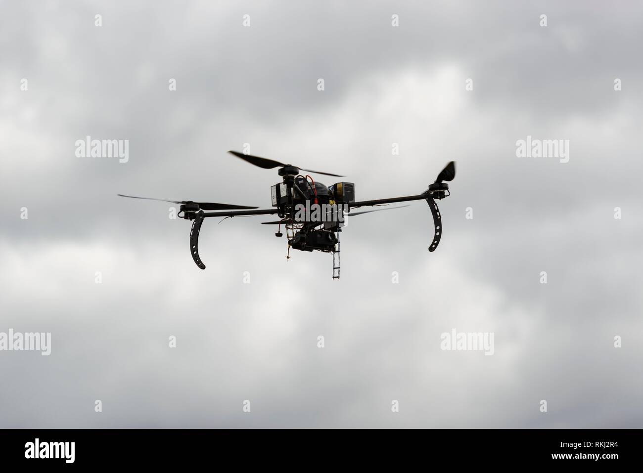 Alta resistencia drone experimental en un vuelo de prueba con una cámara  térmica Fotografía de stock - Alamy