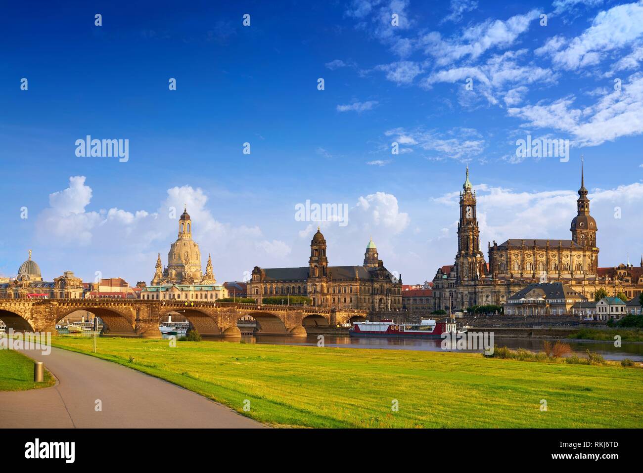 Horizonte de Dresden y el río Elba en Sajonia de Alemania. Foto de stock