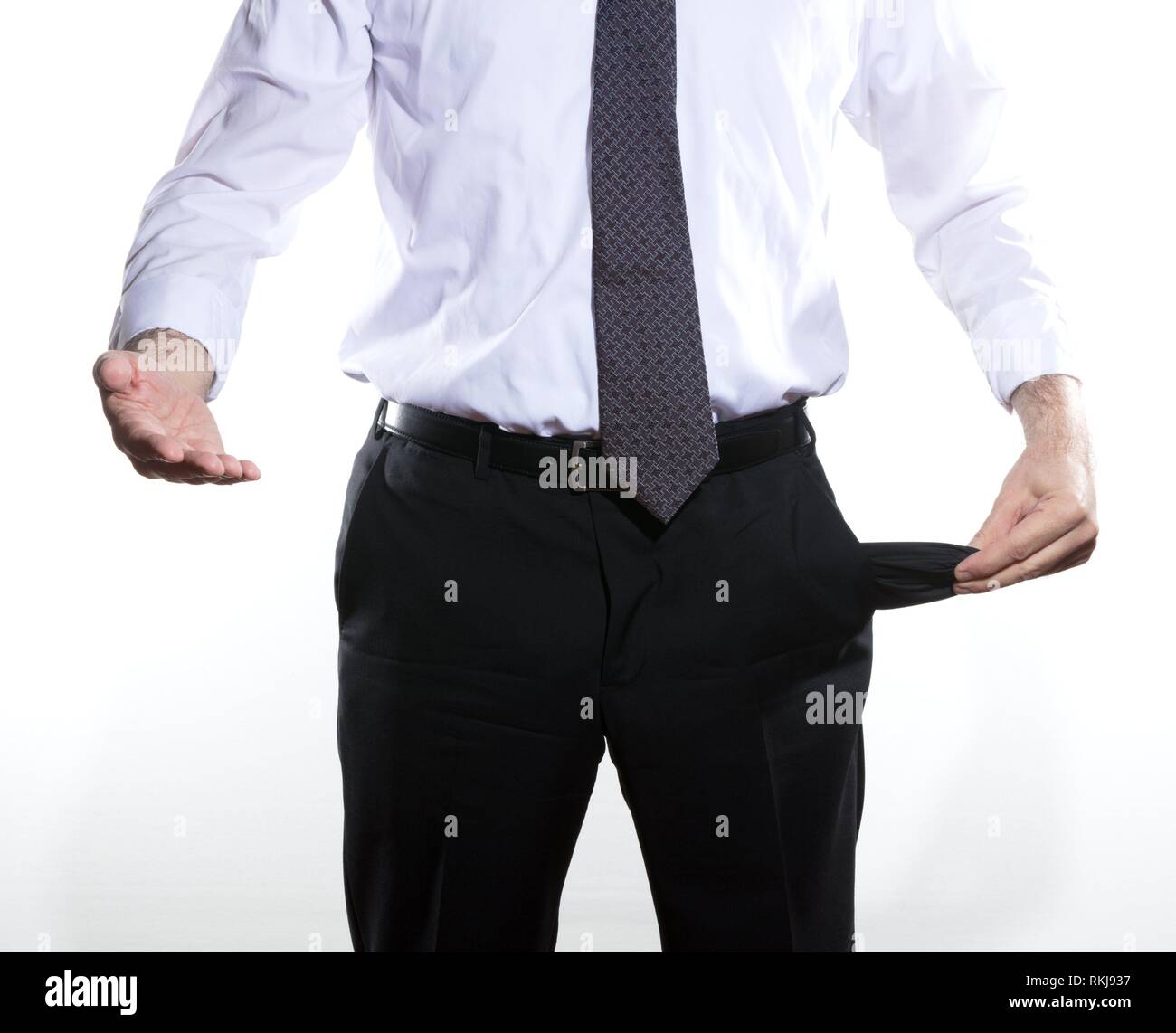 Empresario mostrando su pockect vacías, pidiendo dinero, viste una corbata  gris y pantalones y camisa blanca Fotografía de stock - Alamy