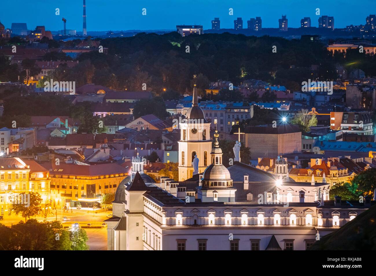 Vilna, Lituania, los países de Europa oriental. Vista aérea del centro histórico del paisaje urbano en azul horas después del atardecer. Vista de viajes de la ciudad vieja en la noche Foto de stock