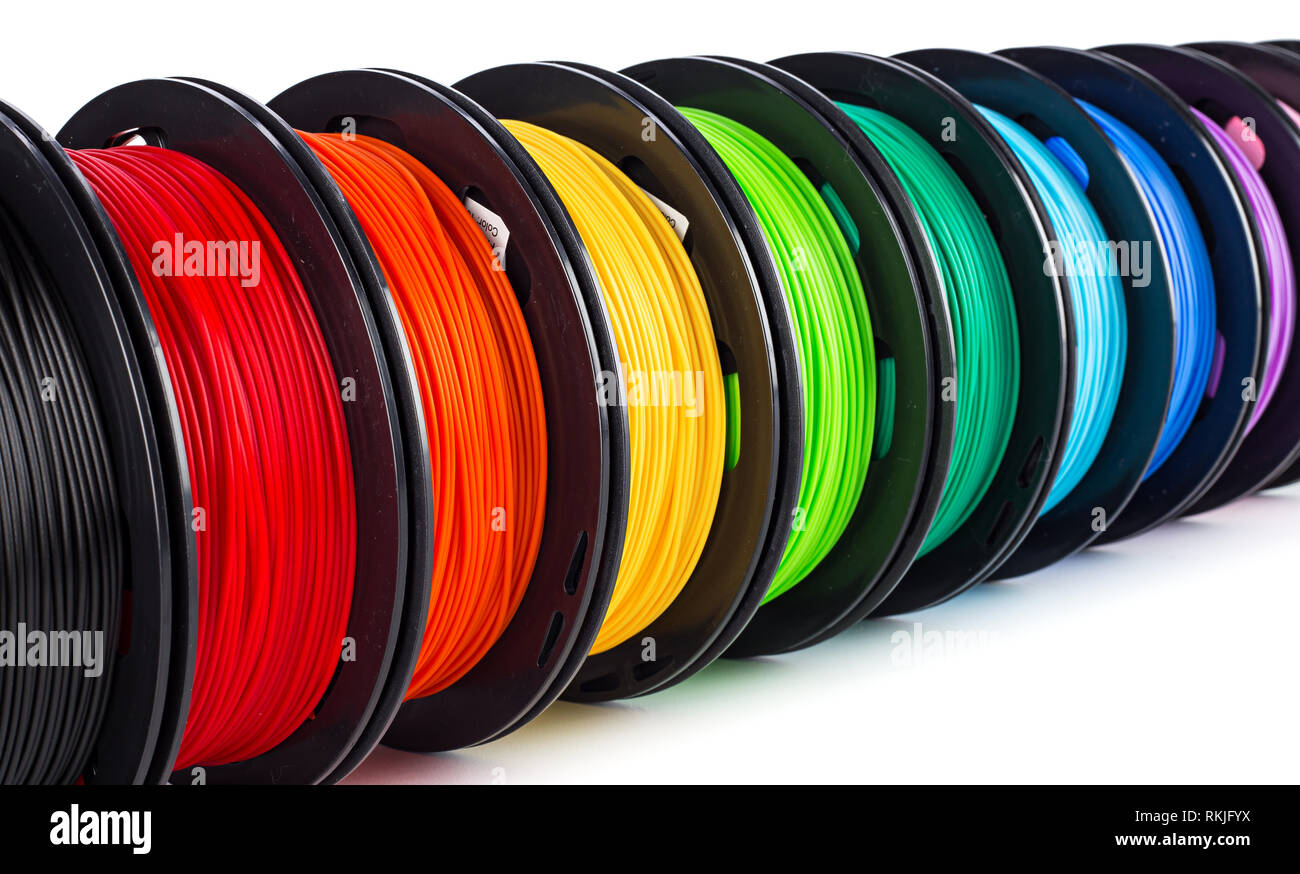 Imagen panorámica brillante colorido fila de spool de la impresora 3D pla material plástico ABS filamento aislado sobre fondo blanco. Foto de stock