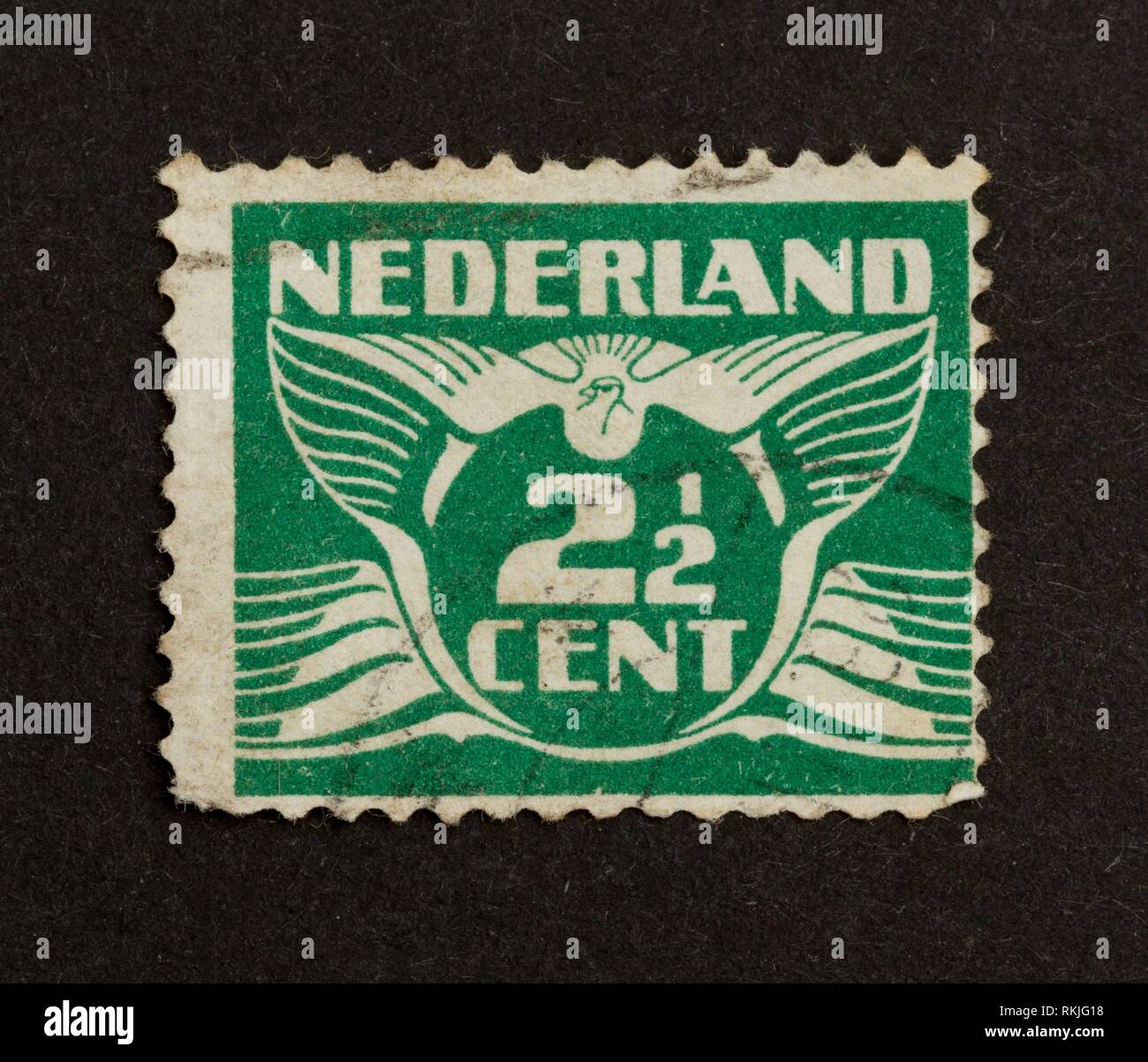 HOLLAND - circa 1940: Sello impreso en los Países Bajos muestra un dibujo con el valor de la ti, circa 1940. Foto de stock
