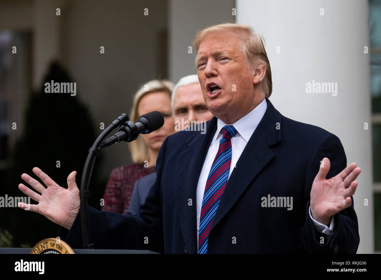 El Presidente de EEUU, Donald Trump habla a los reporteros en el jardín de rosas de la Casa Blanca el 4 de enero de 2019. Foto de stock