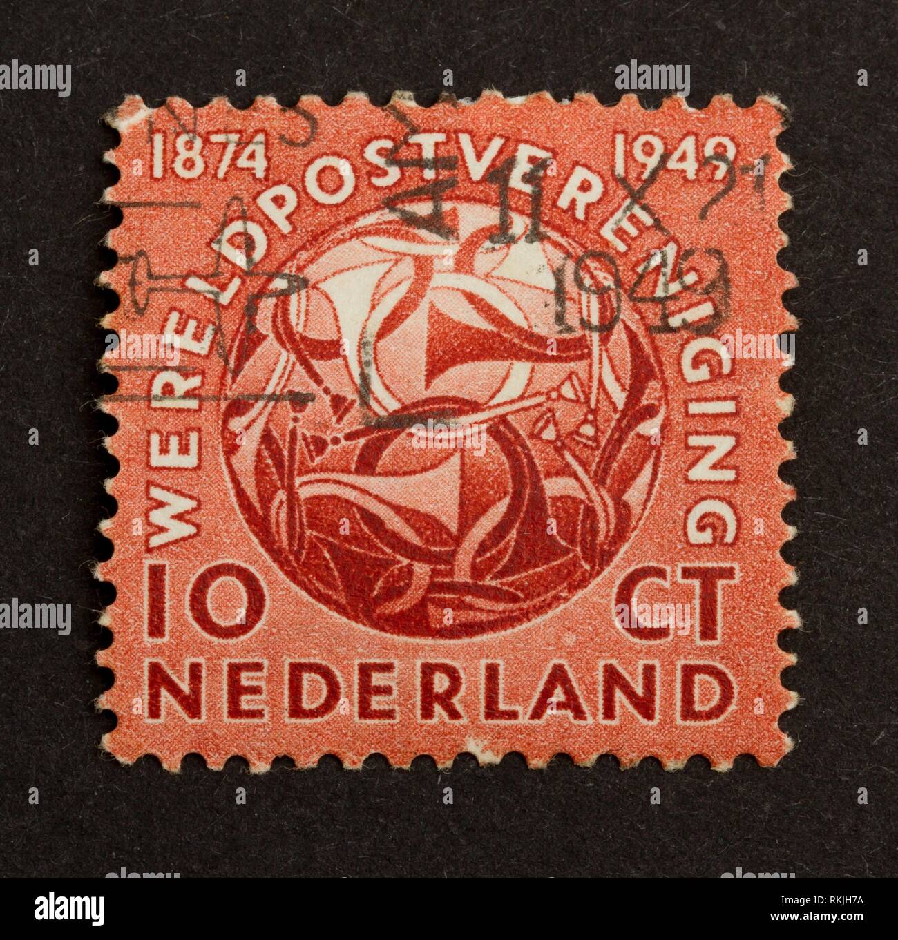 HOLLAND - circa 1940: Sello impreso en los Países Bajos muestra el símbolo nacional de la organización del correo, circa 1940. Foto de stock