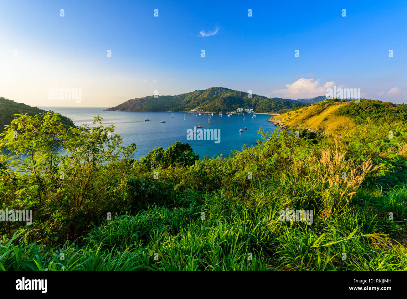 Bahía Tropical en Naiharn y ao Sane playa con barcos en windmill viewpoint, Destino Paraíso Phuket, Tailandia Foto de stock