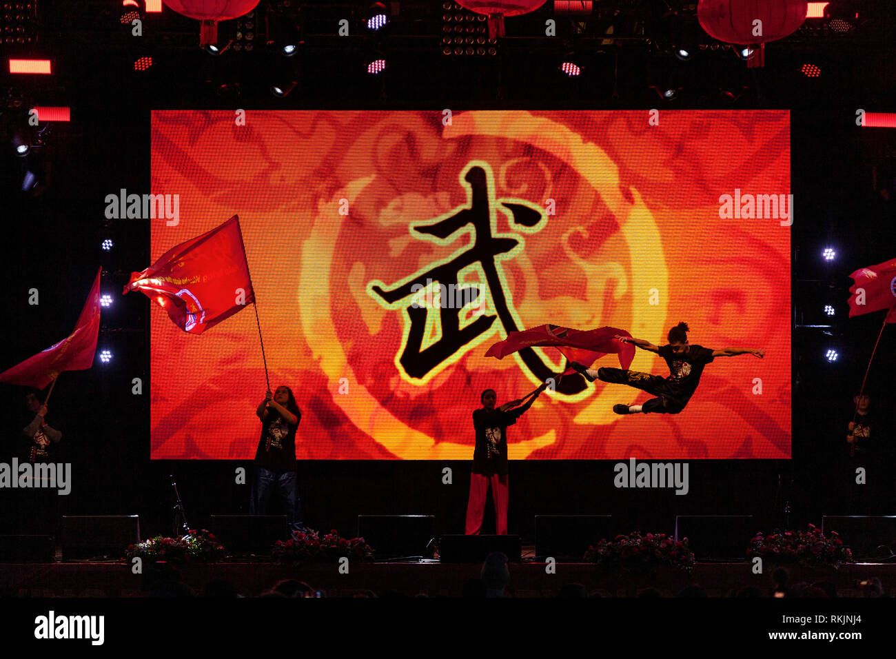 Londres, Reino Unido, 10 de febrero, 2019. Celebración del Año Nuevo Chino en Trafalgar Square, Londres, Reino Unido. Rendimiento de arte marcial por un grupo en el escenario. Crédito: Harishkumar Shah/Alamy Live News Foto de stock