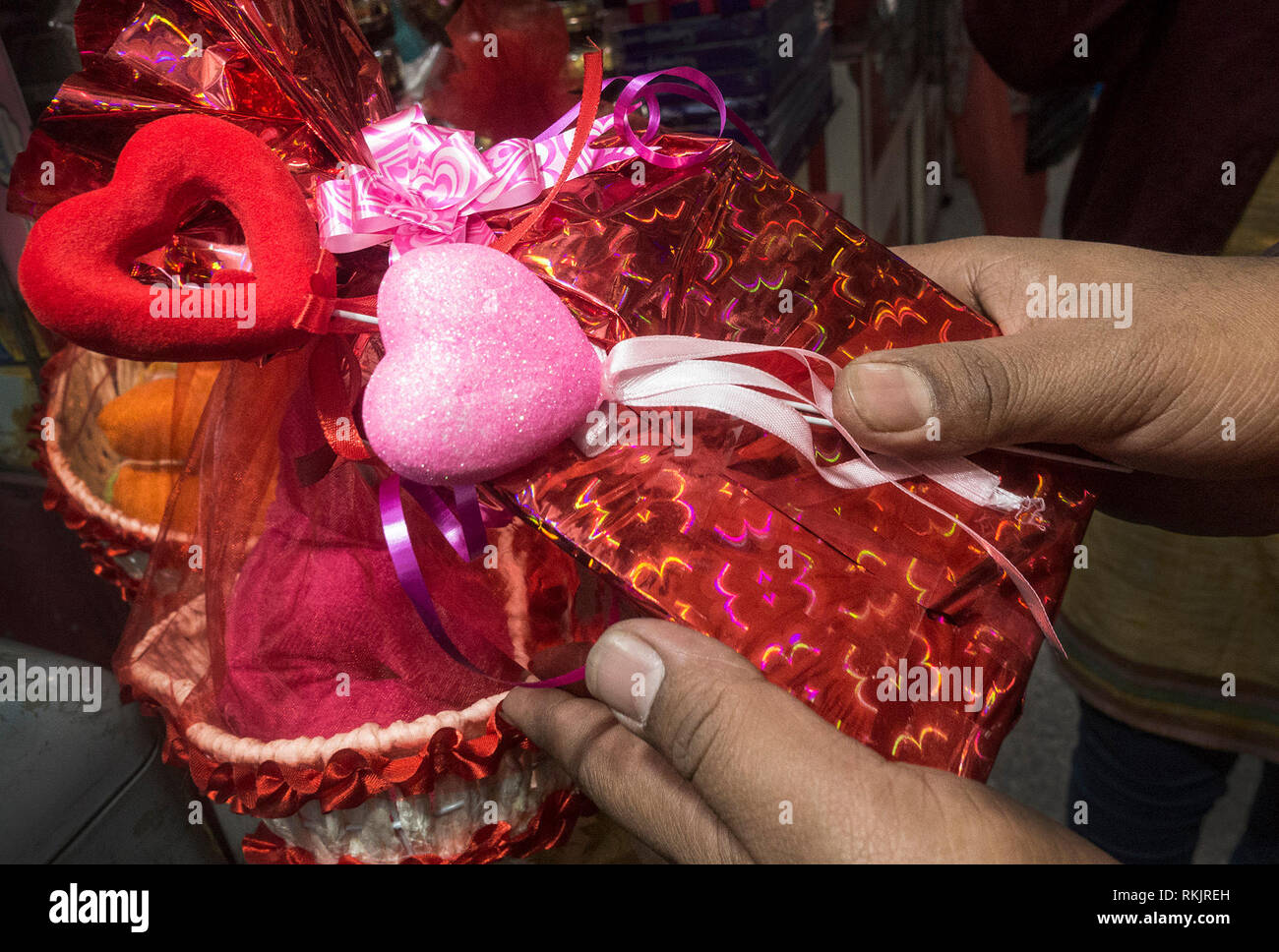 En Kolkata, India. El 11 de febrero, 2019. Un hombre vende artículos de  regalo para el próximo Día de San Valentín en Kolkata, India, 11 de  febrero, 2019. El Día de San