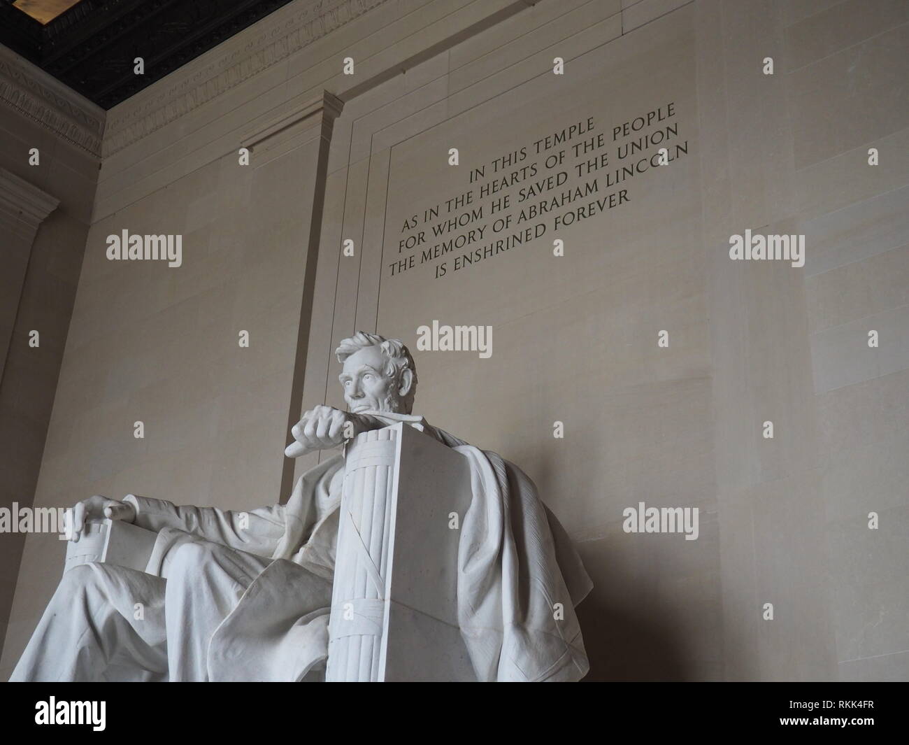 El epitafio sobre la estatua de Lincoln en el Lincoln Memorial en Washington DC, EE.UU. Foto de stock