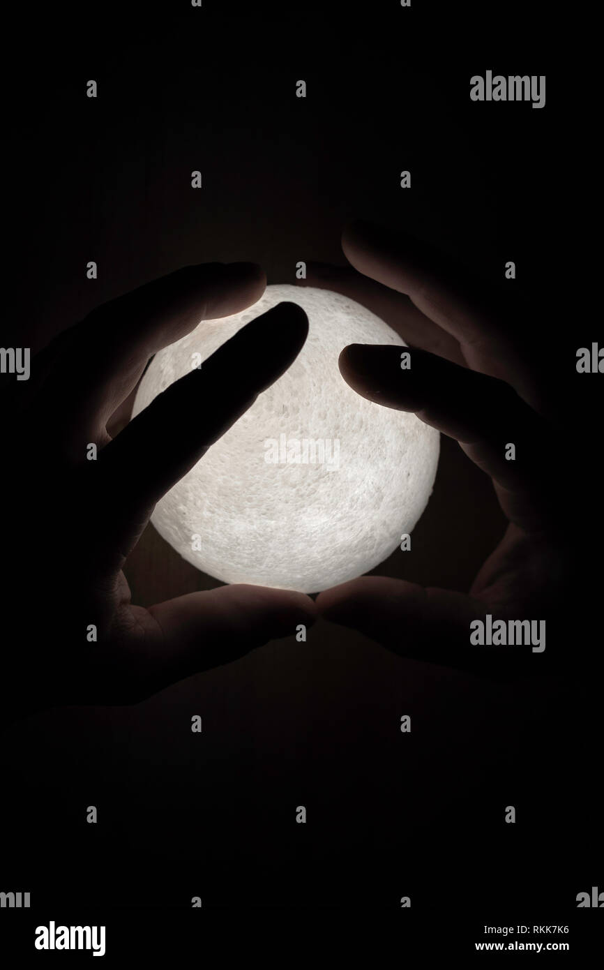 Pareja a la luz de la luna fotografías e imágenes de alta resolución - Alamy Pareja a la luz de la luna fotografías e imágenes de alta resolución - Alamy