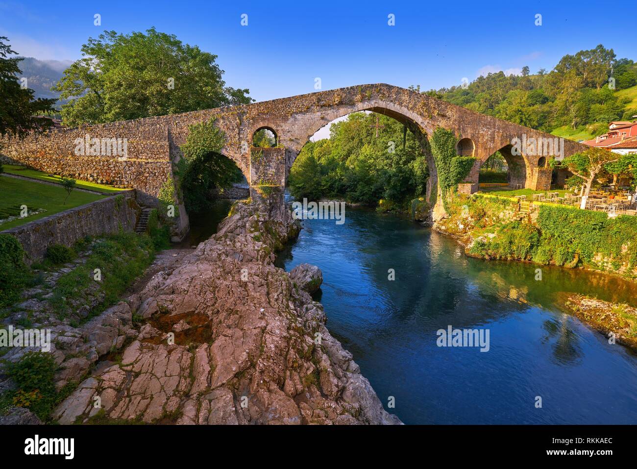 Cangas de Onís puente romano sobre el río Sella en Asturias de España Fotografía de stock Alamy