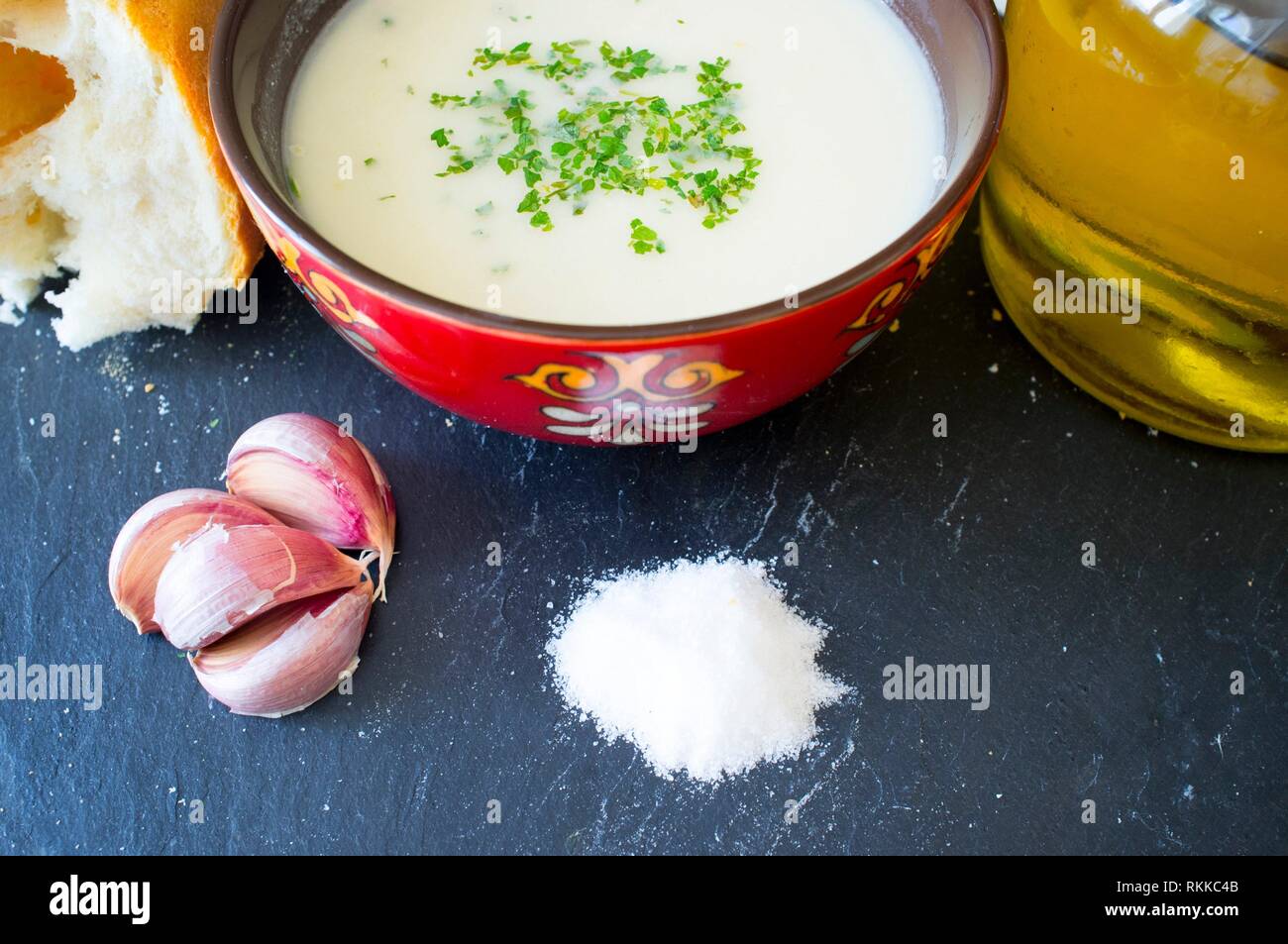 El ajoblanco o el gazpacho blanco, el popular sopa fría desde el sur de España. Foto de stock