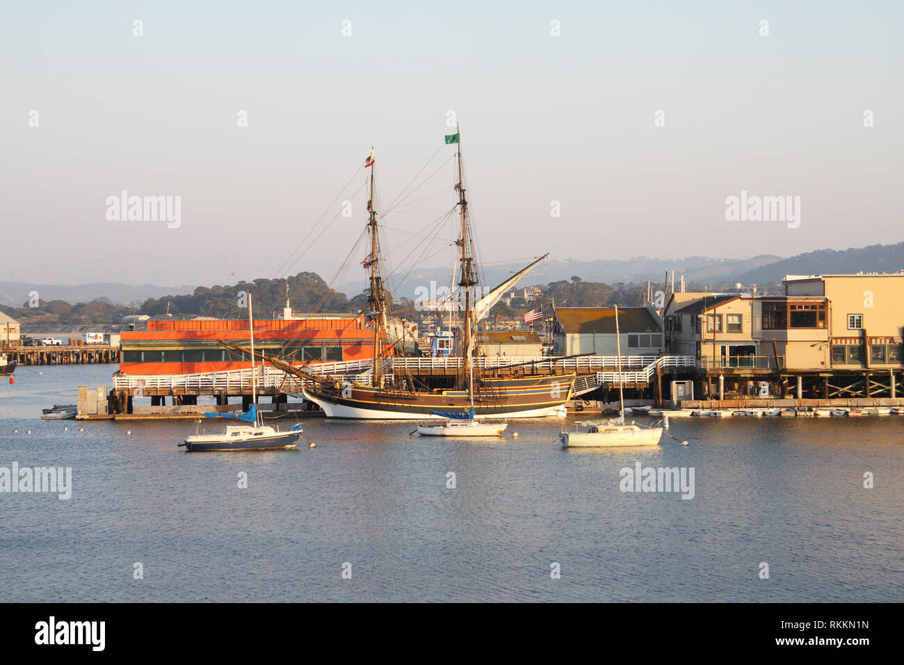 Vista del viejo de Fisherman's Wharf, Parque de la ciudad hermana de Monterey, California, EE.UU. Foto de stock