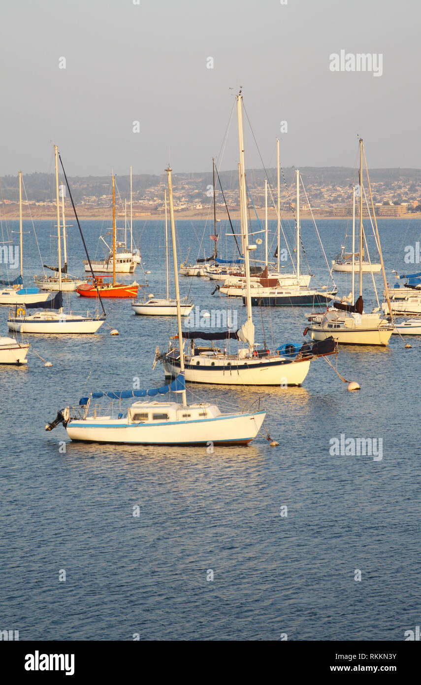 Vista de los barcos de la Marina en Monterey, California, EE.UU., de la ciudad hermana de parque. Foto de stock