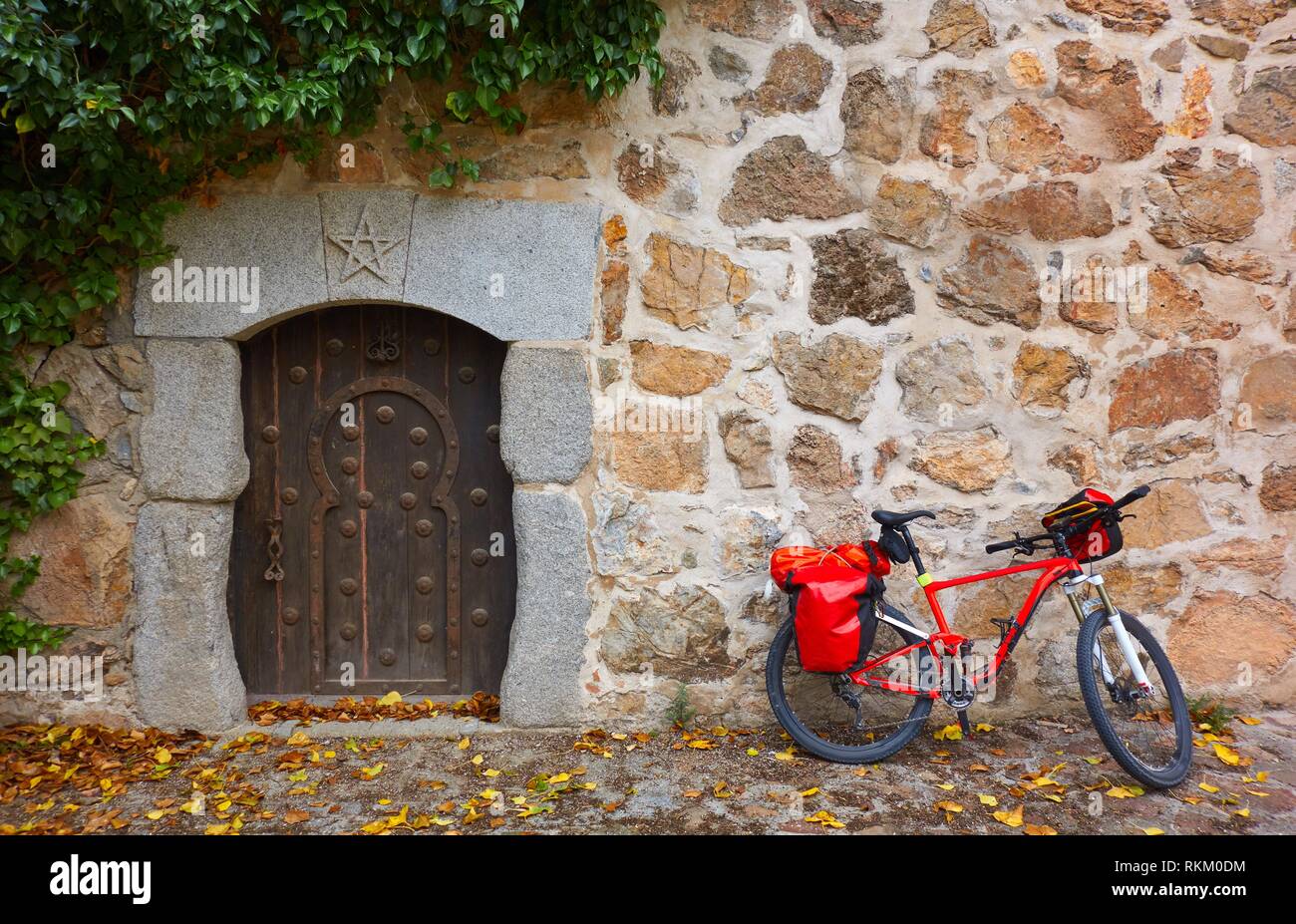 Camino de Santiago en bicicleta camino de Santiago de Compostela de Levante  Fotografía de stock - Alamy