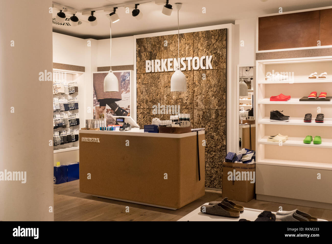 Tienda Birkenstock, Freiburg im Breisgau, Baden Wurttemberg, Alemania  Fotografía de stock - Alamy