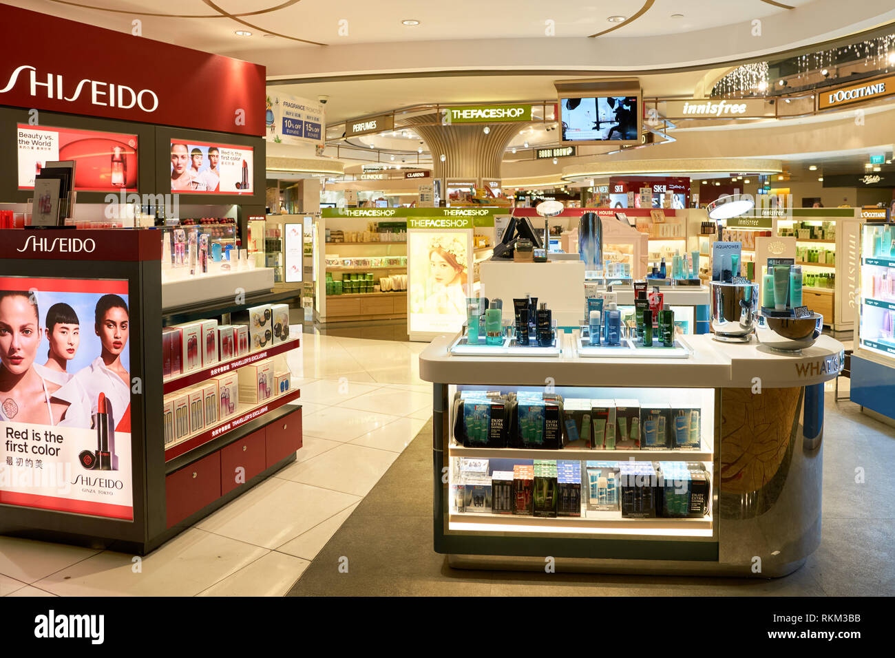 Singapur - CIRCA agosto, 2016: una tienda de cosméticos en el Aeropuerto de Changi. Cosméticos, también conocido como maquillaje, son sustancias o productos utilizados para mejorar el Fotografía de stock - Alamy Singapur - CIRCA agosto, 2016: una tienda de cosméticos en el Aeropuerto de Changi. Cosméticos, también conocido como maquillaje, son sustancias o productos utilizados para mejorar el Fotografía de stock - Alamy