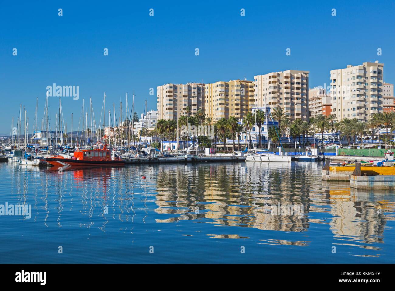 Estepona, Costa del Sol, Málaga, Andalucía, sur de España. Puerto y bloques de apartamentos. Foto de stock