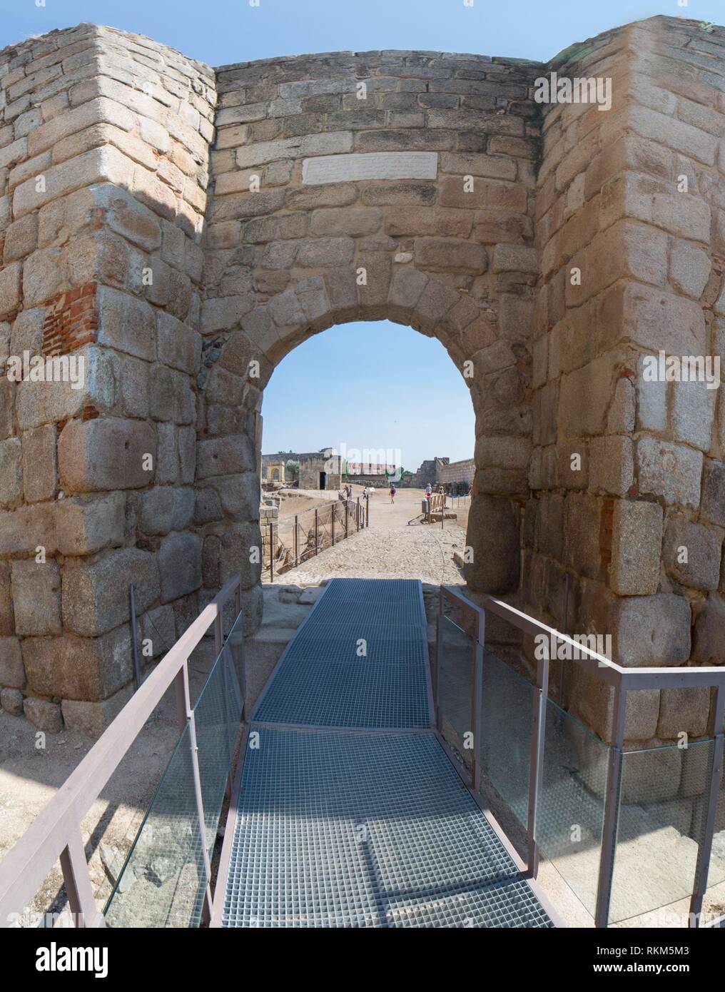 La entrada principal de la alcazaba de Mérida, fortificación musulmana del siglo IX, Badajoz, España. Foto de stock