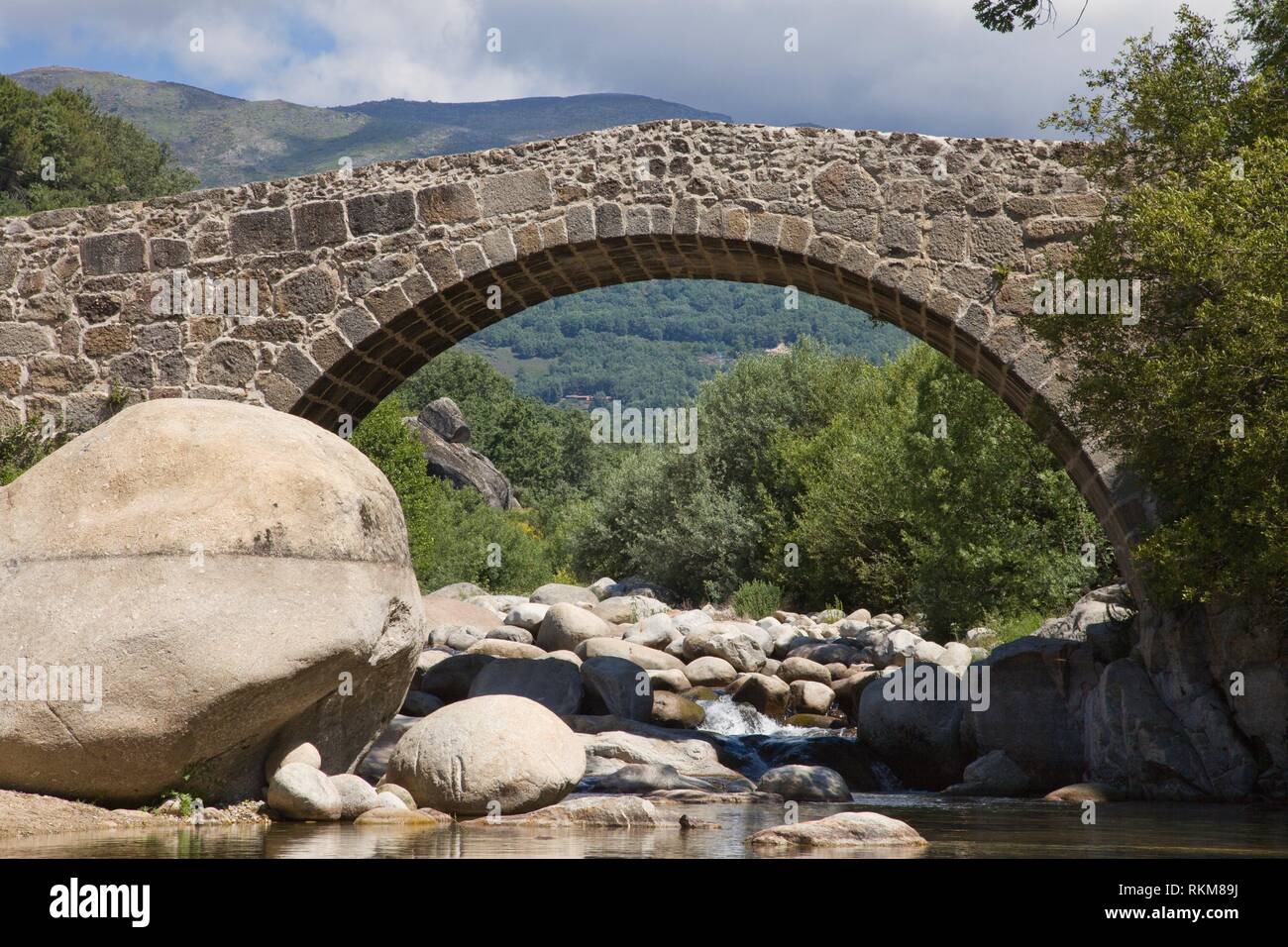 Arco de medio punto fotografías e imágenes de alta resolución - Alamy