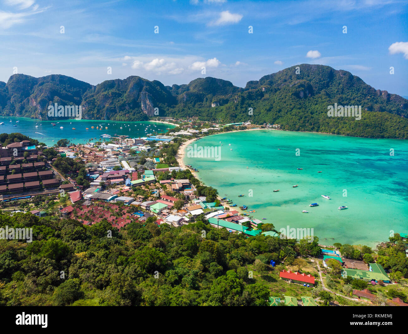 Koh Phi Phi Don - con unas vistas increíbles de la bahía en el mar de Andaman desde el punto de vista. Costa paraíso tropical de la isla de Phi-Phi Don. La provincia de Krabi, Tailandia. Viajes Foto de stock