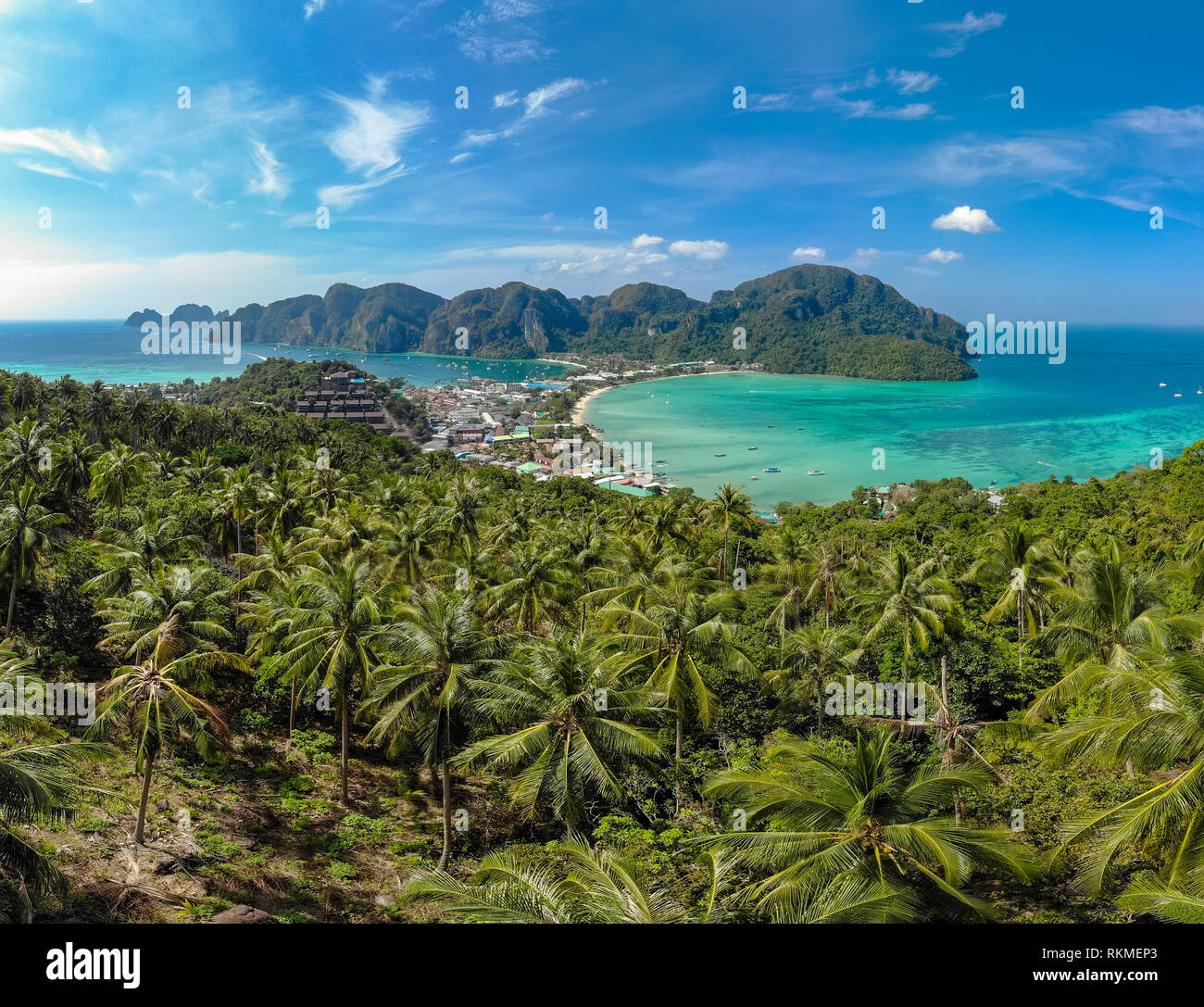 Koh Phi Phi Don - con unas vistas increíbles de la bahía en el mar de Andaman desde el punto de vista. Costa paraíso tropical de la isla de Phi-Phi Don. La provincia de Krabi, Tailandia. Viajes Foto de stock