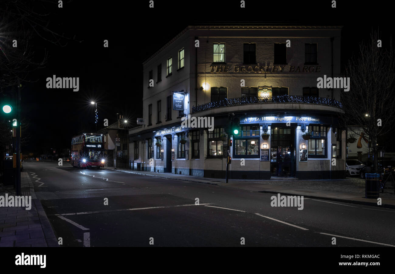Noche Street en Londres cerca de Brockley barcaza pub. La vida nocturna en Lonodn Foto de stock