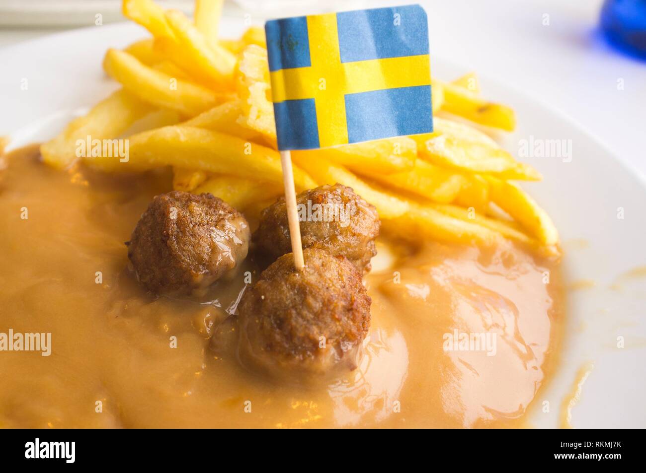 Famosas albóndigas suecas placa en salsa con patatas fritas. La bandera de Suecia. Foto de stock