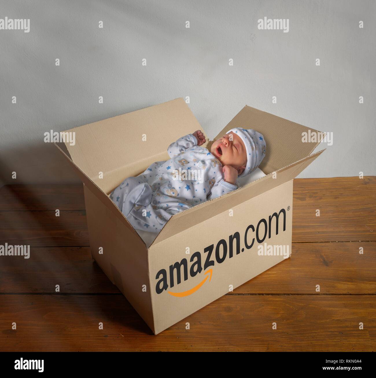 Bebé recién nacido entregado por Amazon Fotografía de stock - Alamy