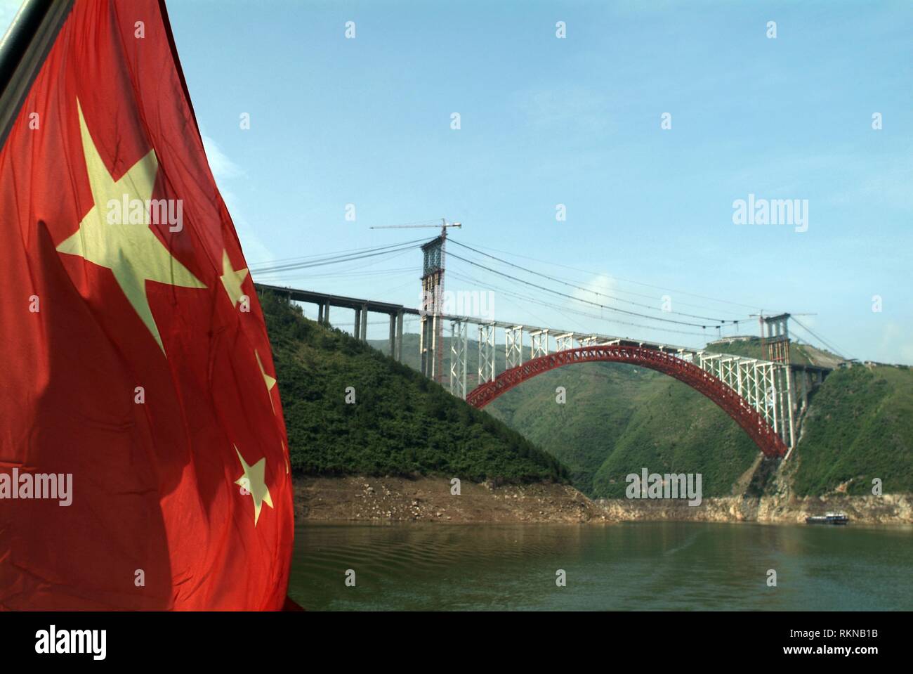 Un pabellón chino en frente de un puente que cruce el río Daning en Wushan a lo largo de las Tres Gargantas. Un área de gran belleza, durante siglos el tumultuoso Foto de stock