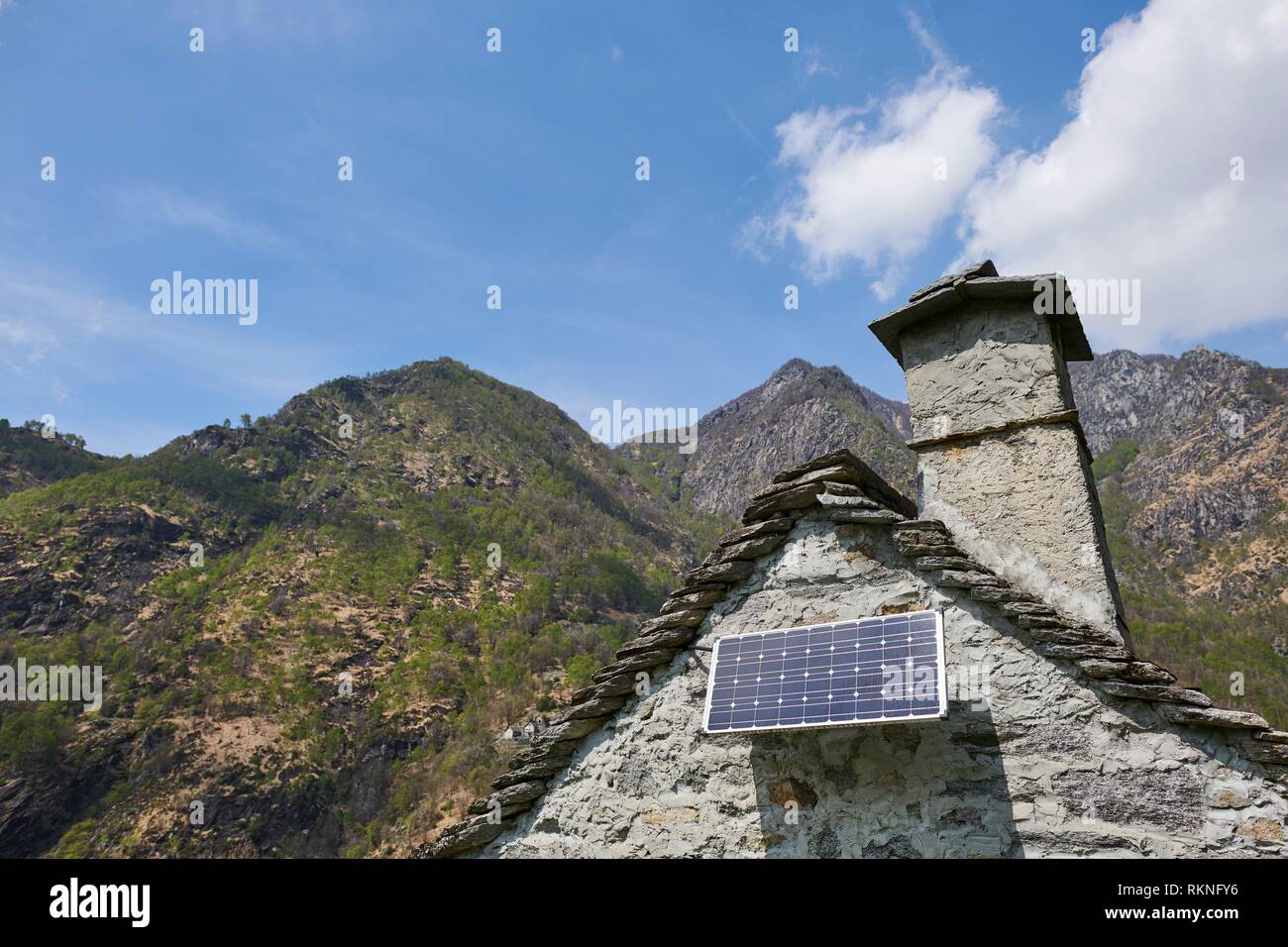 Un panel solar instalado en un edificio rústico. Maggia. Distrito de Vallemaggia. El Tesino. Swizterland. Foto de stock