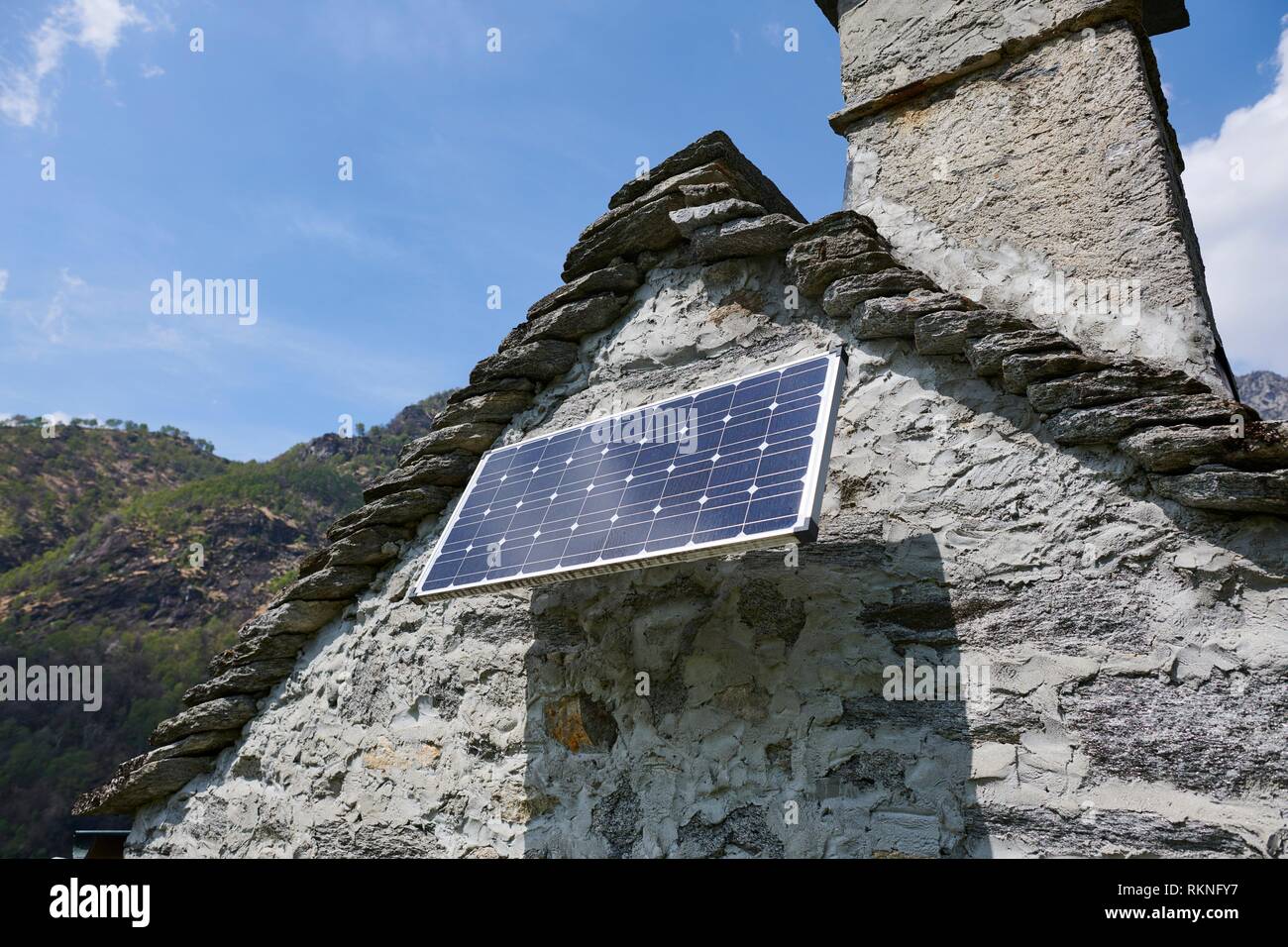 Un panel solar instalado en un edificio rústico. Maggia. Distrito de Vallemaggia. El Tesino. Suiza. Foto de stock
