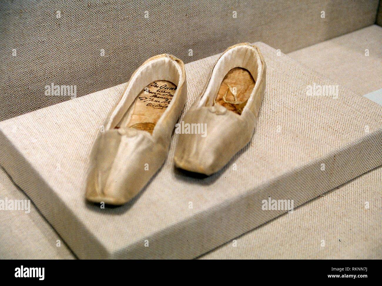 Par de zapatos (Formely pertenecientes a la Reina Victoria de 1819-1901) -  c.1850 - Diseñado por Gundry \u0026 Sons (inglés, activo c. 1850), Londres -  Inglaterra Fotografía de stock - Alamy