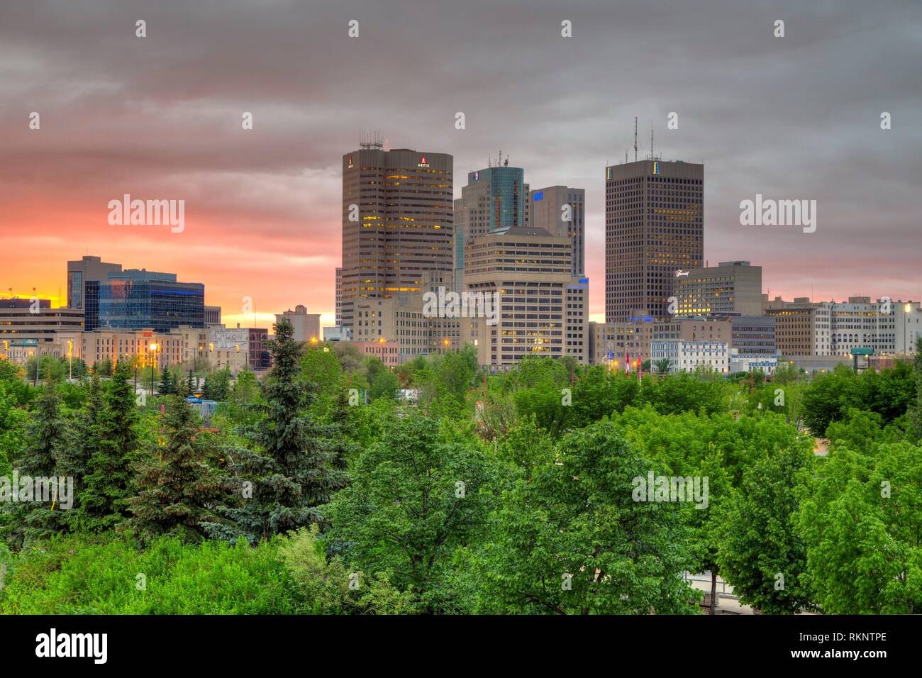 El horizonte de la ciudad de Winnipeg, Manitoba, Canadá desde las horquillas National Historic Site. Foto de stock