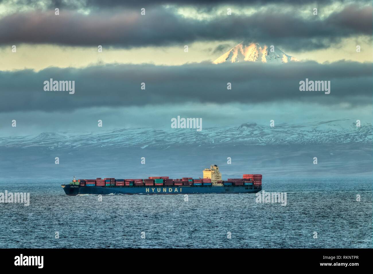 Envios a lo largo de las Islas Aleutianas, cerca de Pasaje Unimak, Alaska, EE.UU. Foto de stock