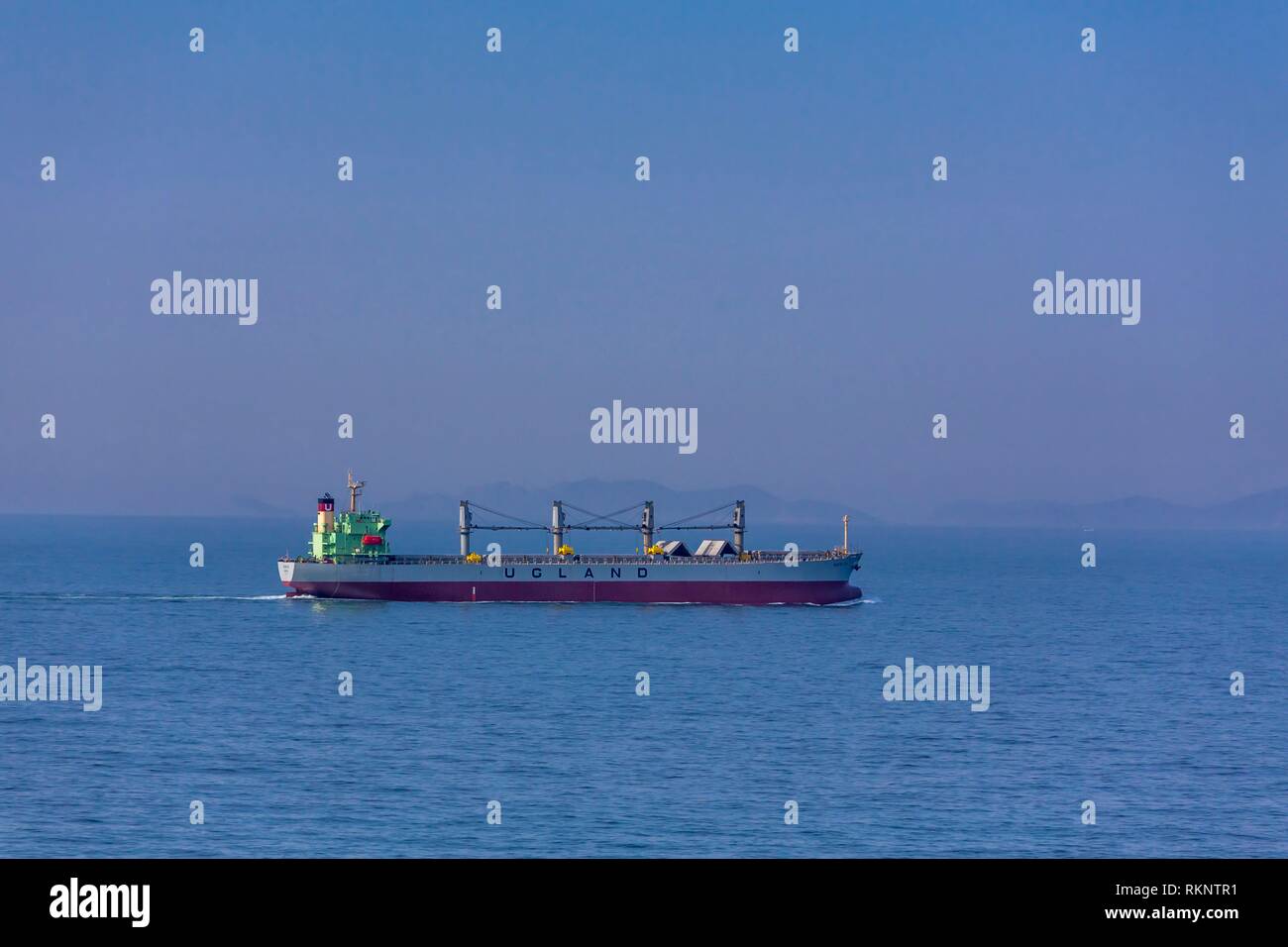 Un buque de carga en el Mar del Sur de China cerca de Japón. Foto de stock