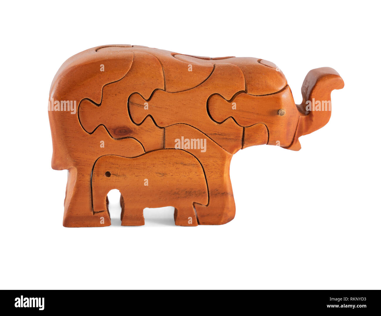 Rompecabezas de elefantes de madera sobre pantalla blanca aislada Foto de stock