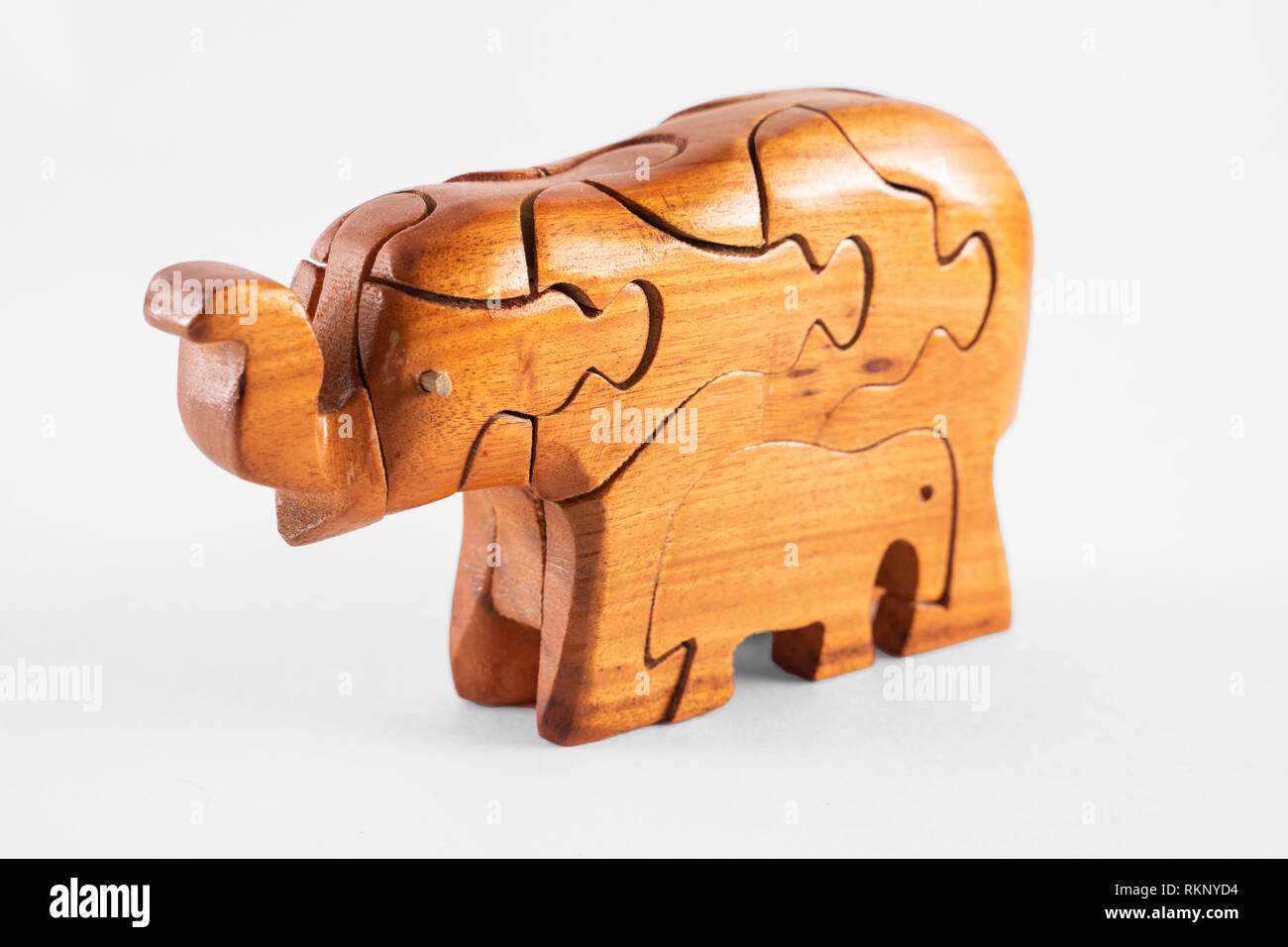 Rompecabezas de elefantes madera sobre blanca aislada Fotografía de - Alamy