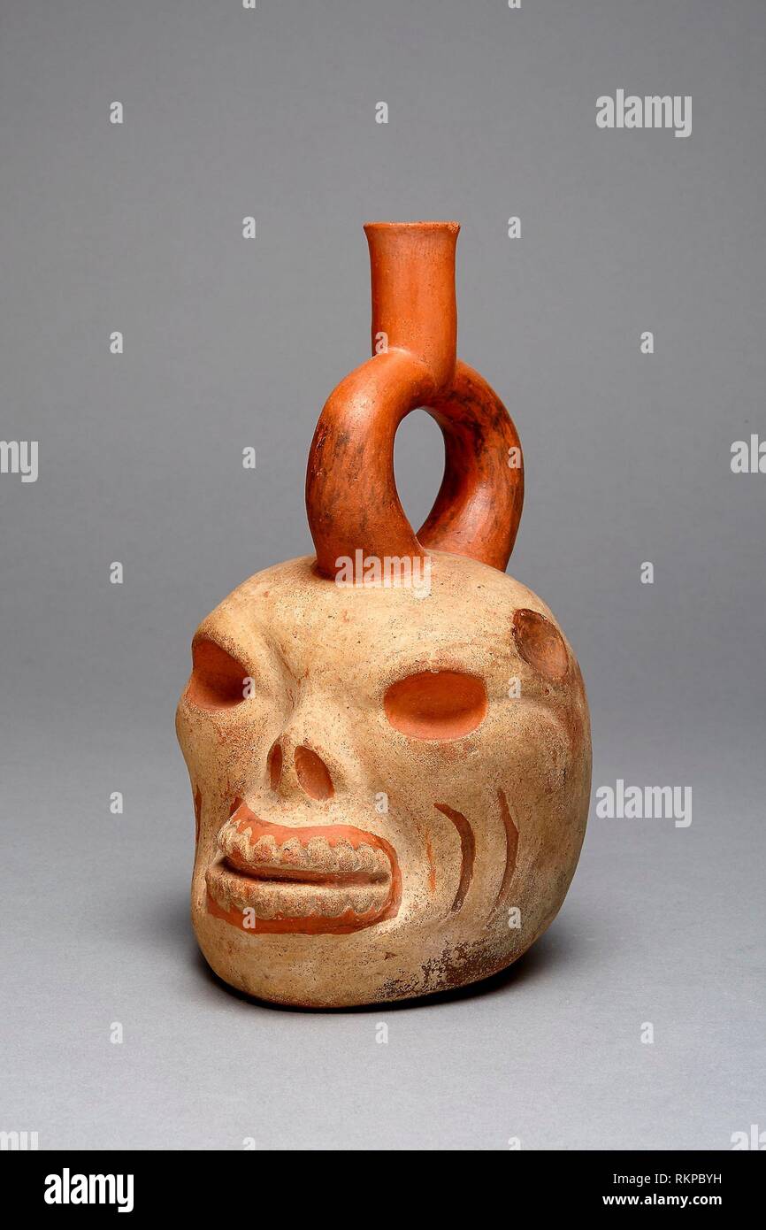 Recipiente en forma de un cráneo humano o animal - 100 . o . 500 -  Moche, costa norte, Perú - Artista: Moche, Origen: Valle de Moche, Fecha:  100-500  Fotografía de stock - Alamy